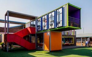 Modernes Gebäude aus bunten Schiffscontainern für innovative Architekturprojekte.