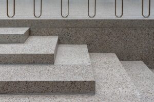Gestufte Sitzstufen aus geschliffenem Terrazzo mit Metallbügeln